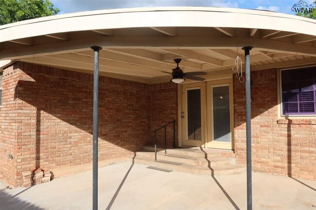 Building Photo - 1544 Sweetbriar Dr
