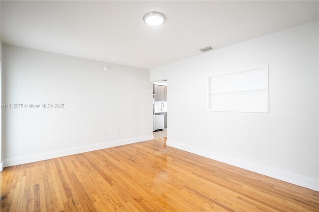 Building Photo - 117 S Shore Dr