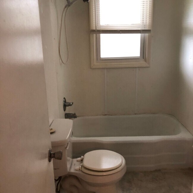 Building Photo - Beautiful country settings!  3 Bedroom / 1 bath - Kingsport TN