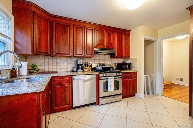 Building Photo - 11 Latonia Rd