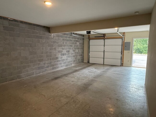 Building Photo - 704 Grays Pointe Ct