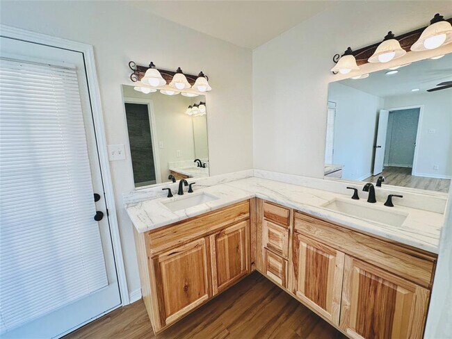 Building Photo - 1605 Somerset Dr