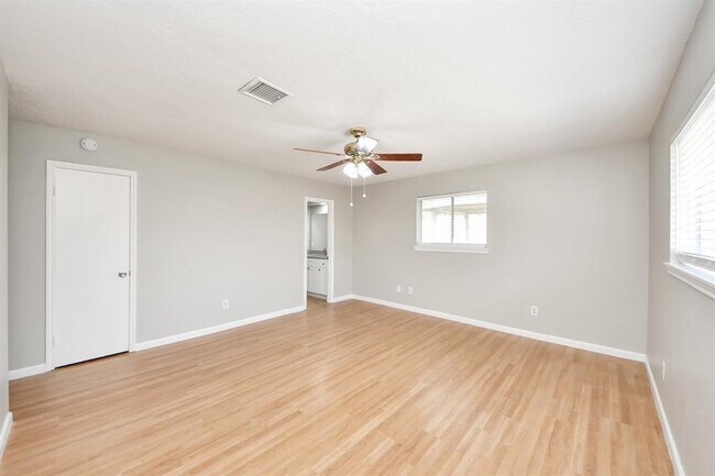 Building Photo - 7911 Pella Dr