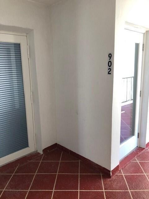 Building Photo - 1609 N Riverside Dr