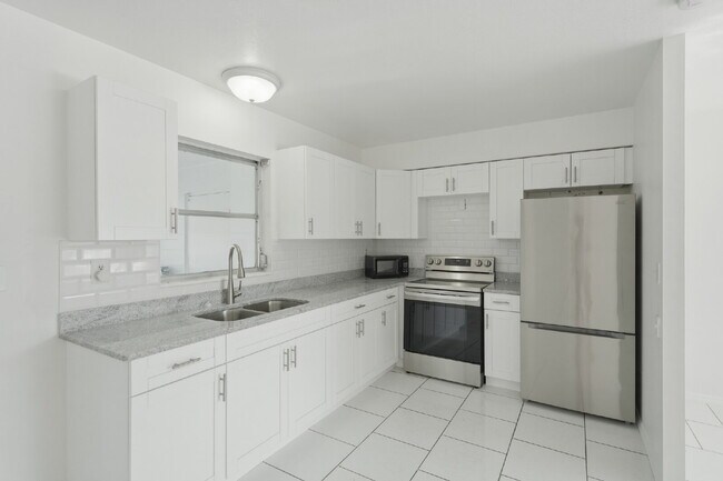 Building Photo - "Charming 2-Bedroom Duplex Retreat in North Port!"