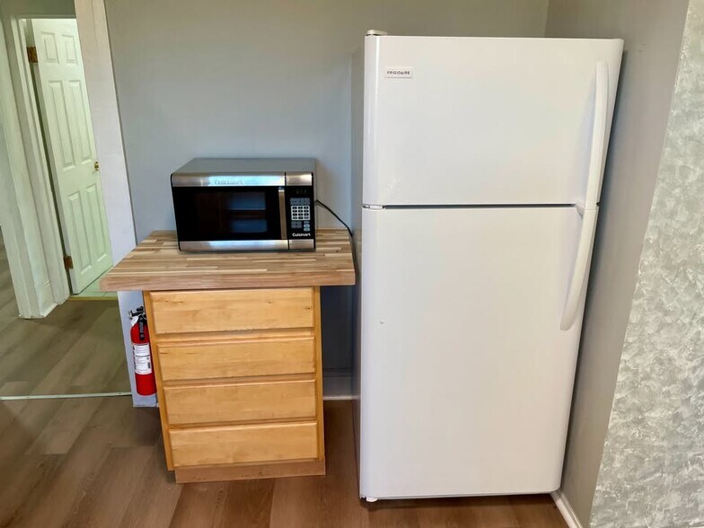 Building Photo - 475 Newton Ave