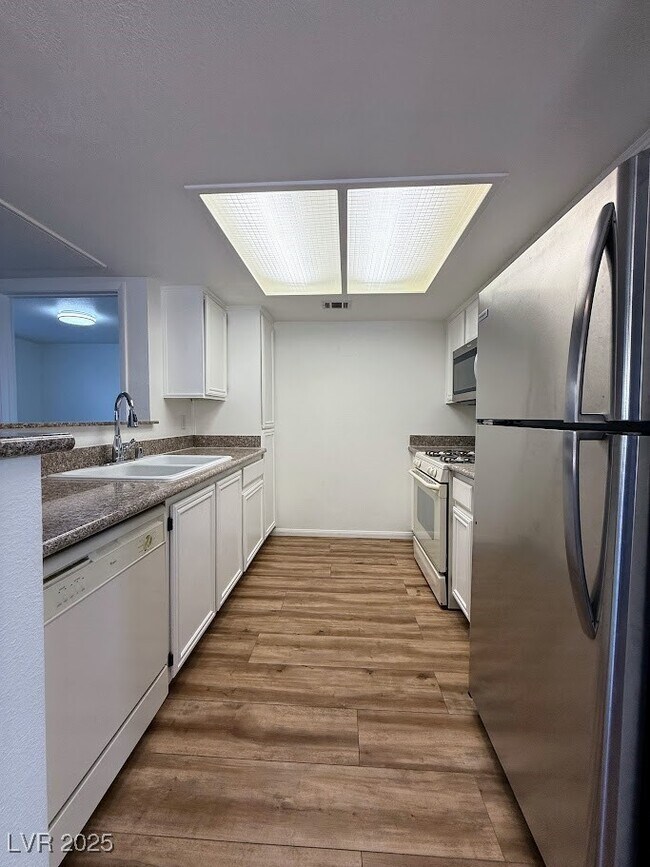 Building Photo - 8070 W Russell Rd