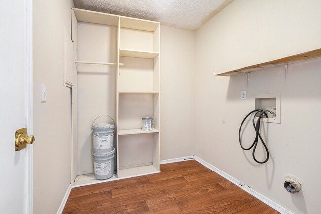 Building Photo - 3 Bedroom 2 Bath Home