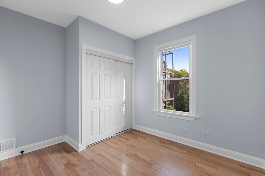 Building Photo - 3805 W Belle Plaine Ave