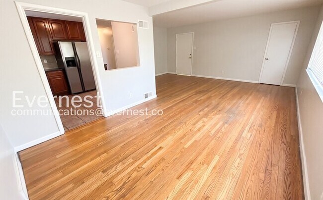 Building Photo - 3 Bed / 1 Bath / Vouchers Accepted / Available Now!