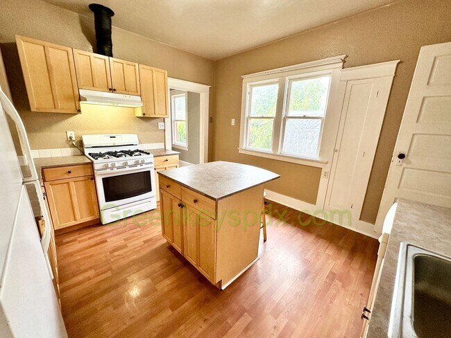 Building Photo - 2-Bedroom House with Fully Fenced Backyard...