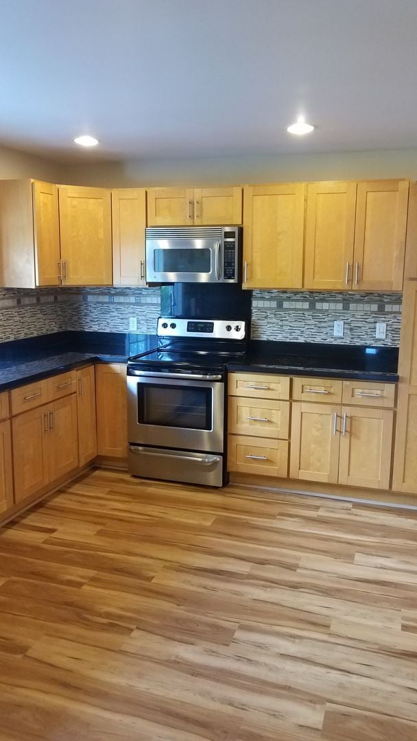 Building Photo - Pet Friendly. W&D. Great Location. 2 Parki...