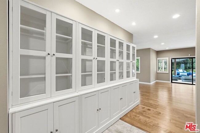 Building Photo - 6505 Beachview Dr