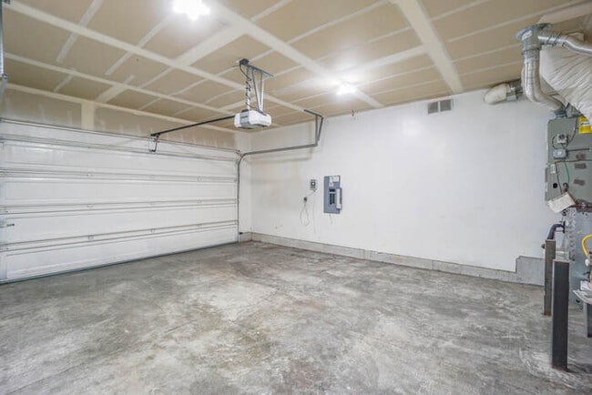 Building Photo - THREE BEDROOM WITH FENCED YARD
