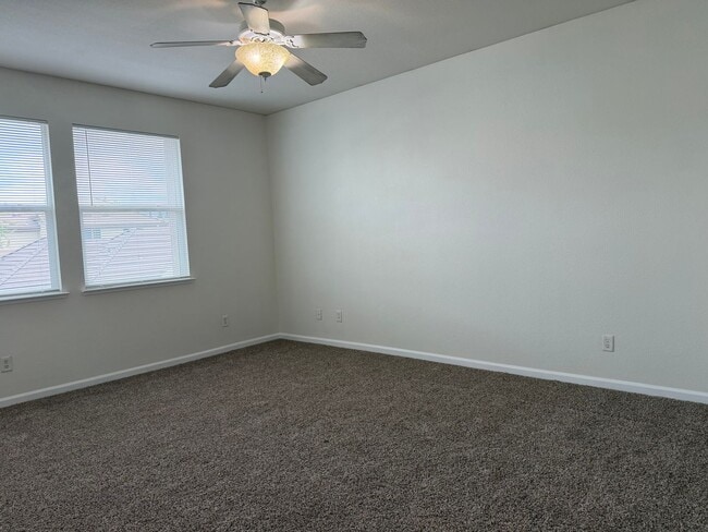 Building Photo - Gorgeous 4 bedroom 2 story home in Anatolia