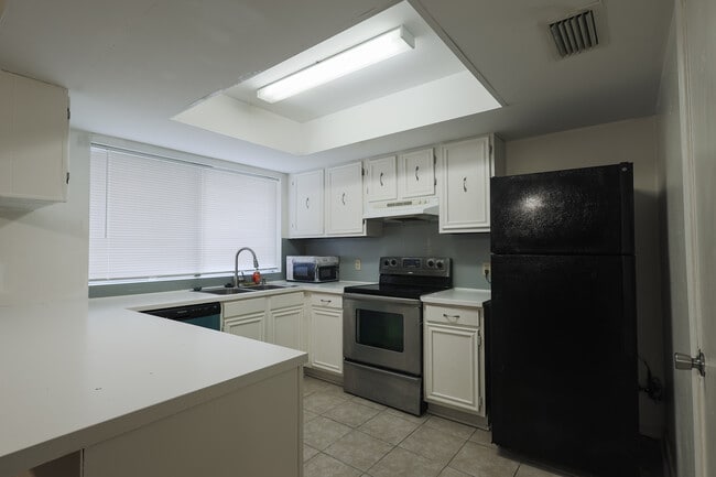 Building Photo - 10014 Stratmore Cir
