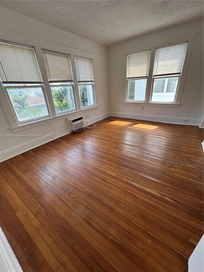 Building Photo - 529 NE 66th St