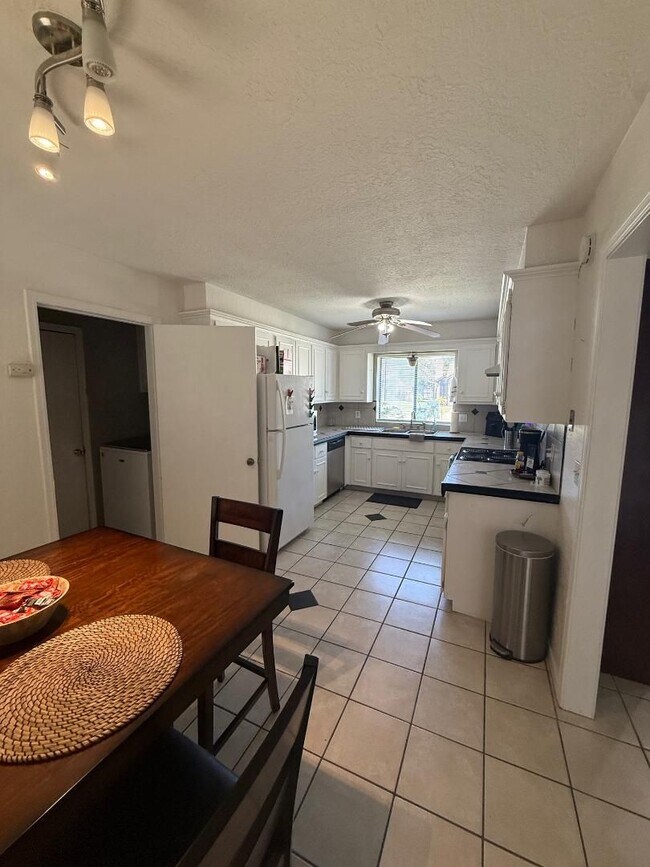 Building Photo - 3 Bed 2 Bath Home For Lease August 1!