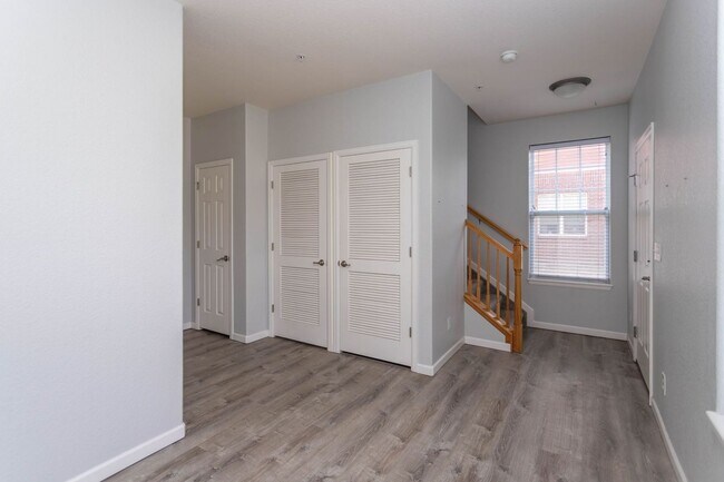 Building Photo - Downtown Living with Style & Views!