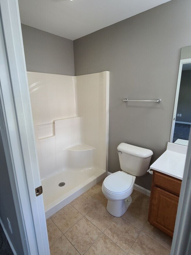 Building Photo - 3 bedroom,  2 1/2 bath town home in Waynesboro PA END UNIT