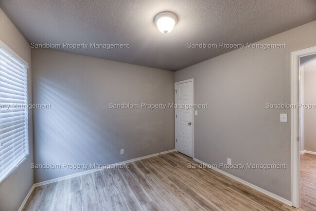 Building Photo - FOR LEASE | Jenks | $1900 Rent + $1900 Dep...