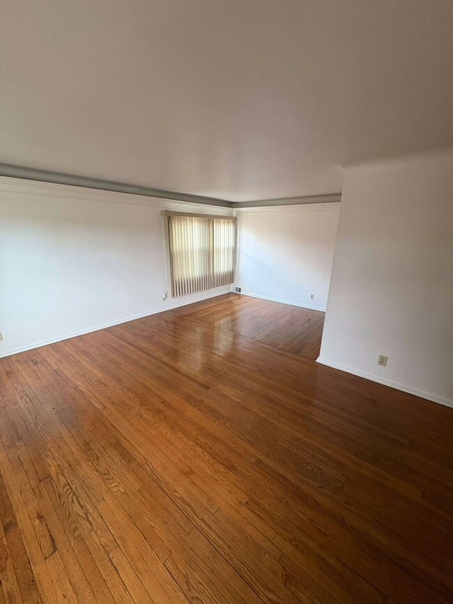 Building Photo - 13698 Cedar Rd