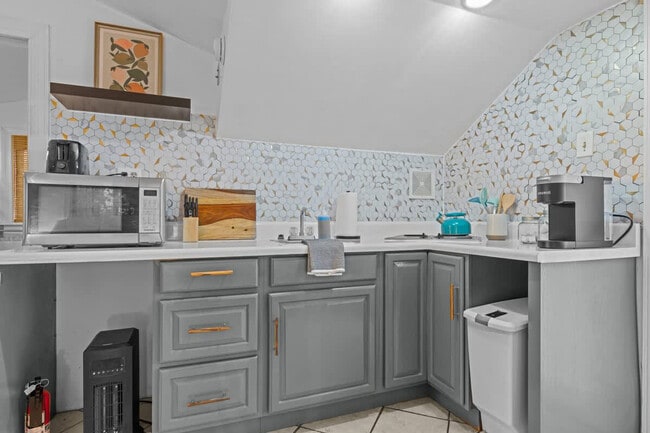 Building Photo - 912 Little Bay Ave