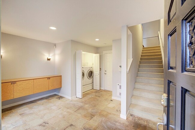 Building Photo - 2Bd/2.5Ba Seattle Townhouse