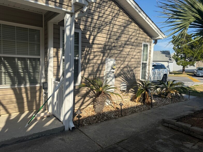 Building Photo - 203 Lyons Cove Dr