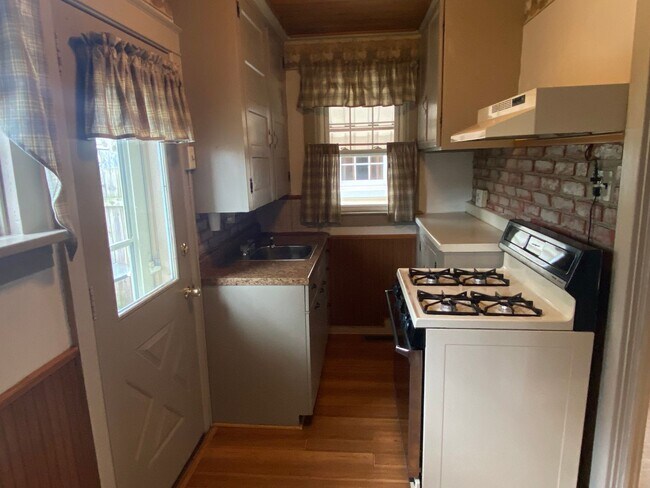 Building Photo - Beautiful 2 Bedroom Semi-Detached Home in Lancaster!