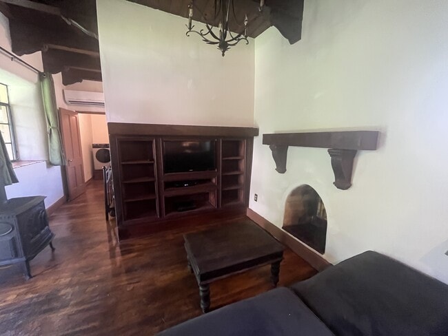 Building Photo - 104 Padre Martinez Ln