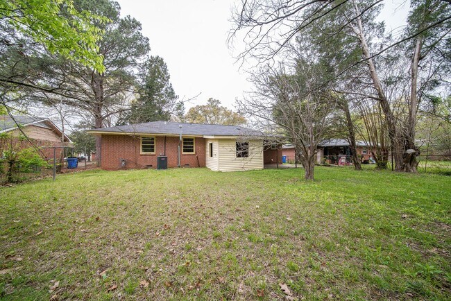 Building Photo - Nice 3 Bedroom/1 Bath Home with Bonus Room!