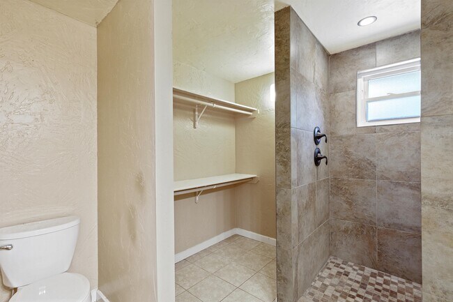 Building Photo - 1228 W 11th St
