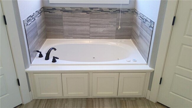 Building Photo - 1610 Sweetbriar Way