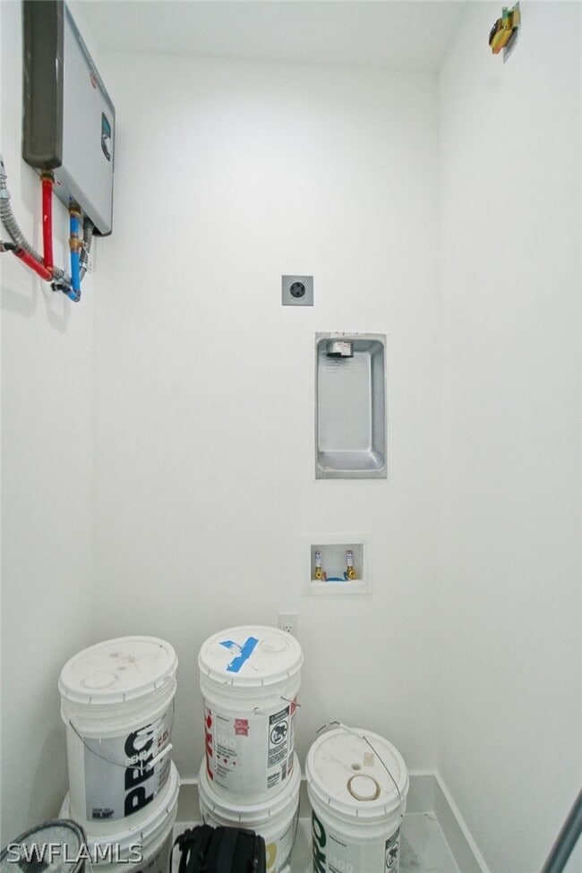 Building Photo - 2404-2406 Mae Ave S