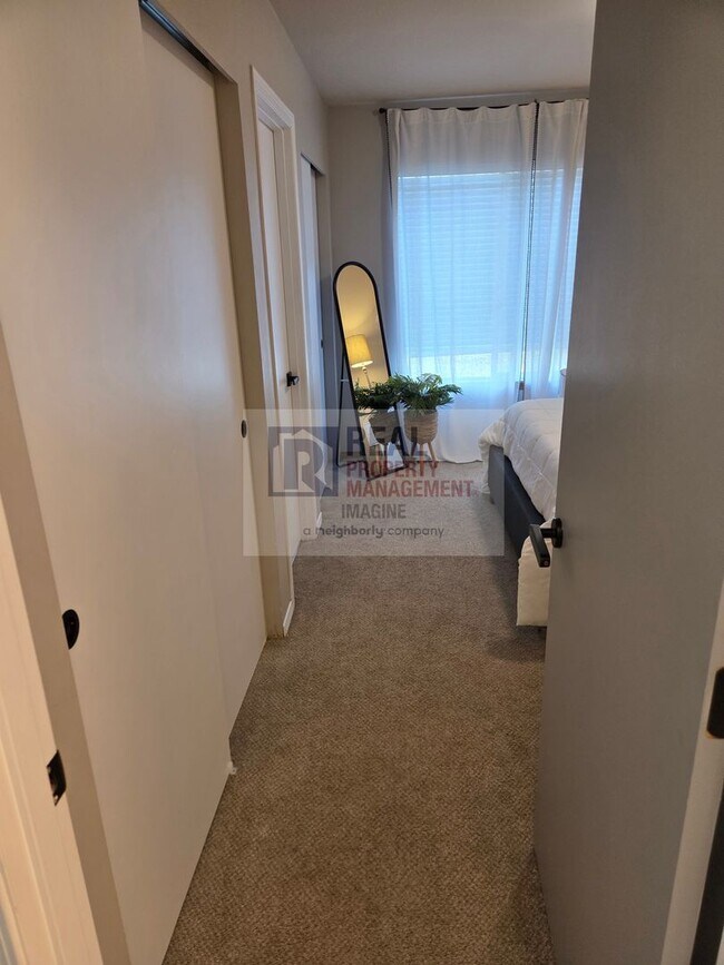 Building Photo - Check Out This Adorable 2.0 bedroom, 2.5 b...