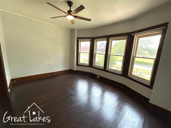 Building Photo - Cozy 2 Bedroom 1 Bathroom now available for rent!