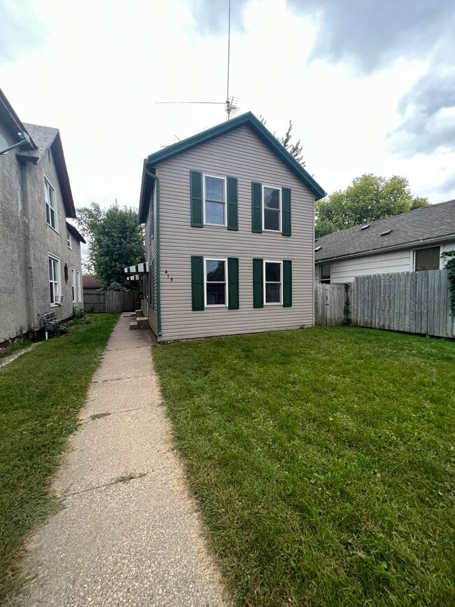 Building Photo - Four Bedroom Home in La Crosse