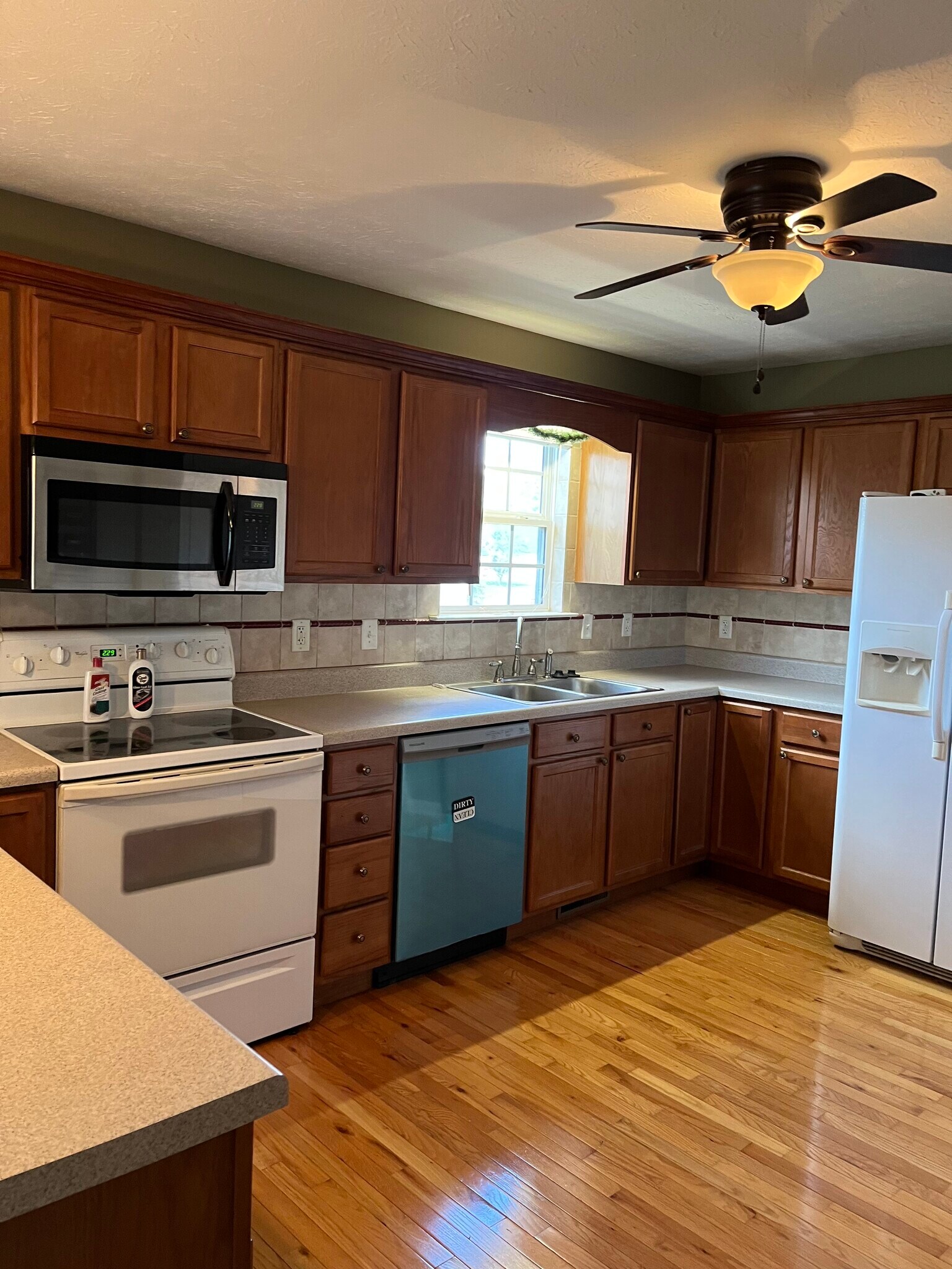 Building Photo - 320 Red Elm Ln