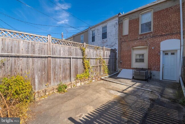 Building Photo - 224 N Milton Ave