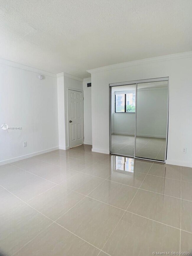 Building Photo - 2345 NE 135th St