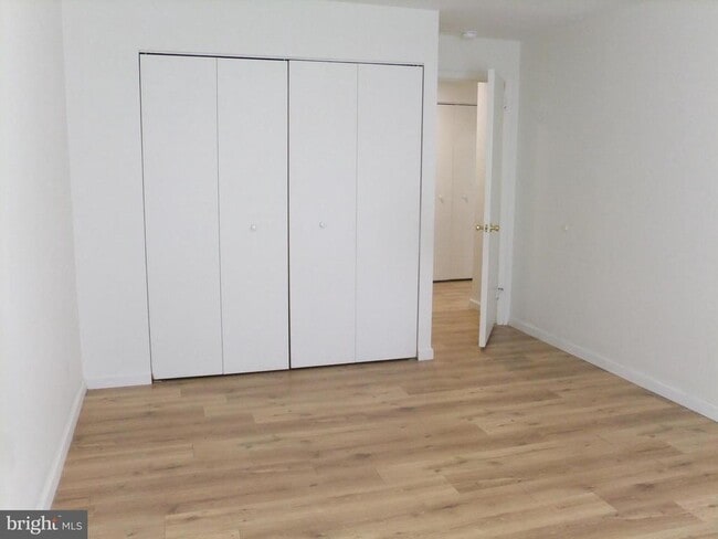 Building Photo - 1720 Oakwood Terrace