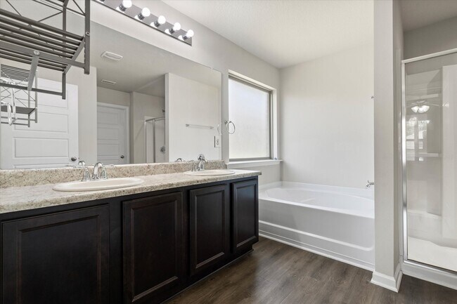 Building Photo - 34505 Paisley Ave