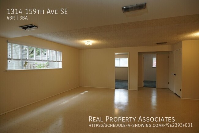 Building Photo - Spacious 4 Bedroom Bellevue House in Desir...