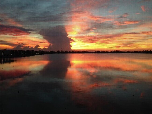 Building Photo - 111 Lake Emerald Dr