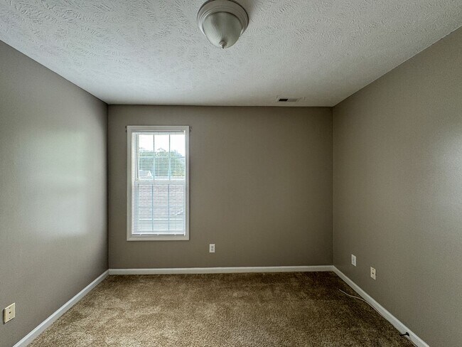 Building Photo - Cute 3 Bed 2.5 Bath Home in Fayetteville with Fenced Yard