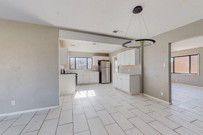 Building Photo - NE PUEBLO STYLE 3 Bedroom 2 Bath 1824/SF