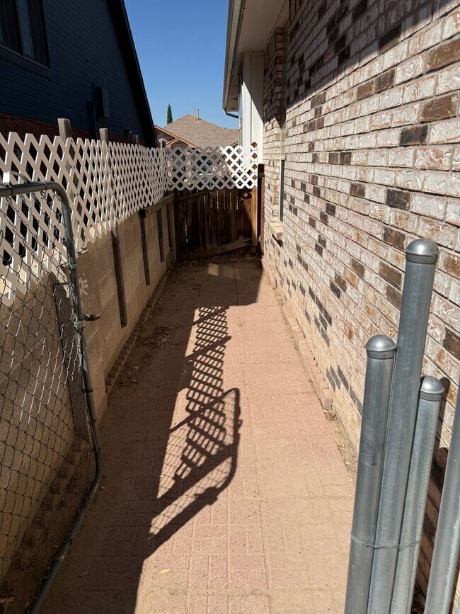 Building Photo - Nice, spacious 3 br, 2 Bath with major kit...