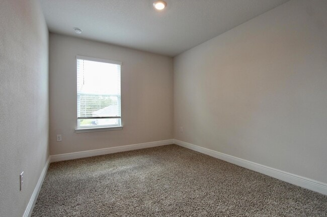 Building Photo - 323 Callie Dr