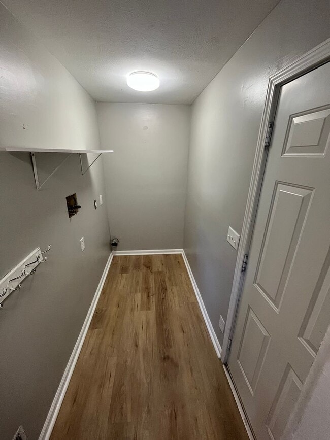 Building Photo - 3 Bed 1.5 Bath- 2 Car Garage